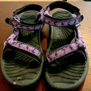 Cute, lightly worn, TEVA Pretty Rugged Pretty Hawaii purple women sandals, sz 9